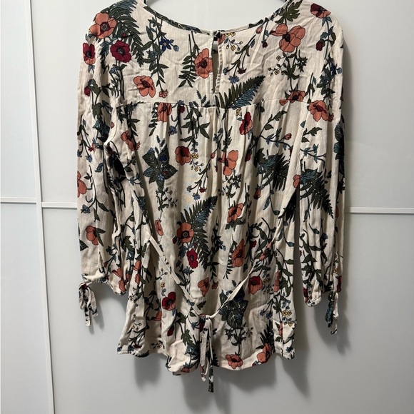 💸CLEARANCE 4 for $15💸 Floral Lace Accent Women's Top - Picture 4 of 4
